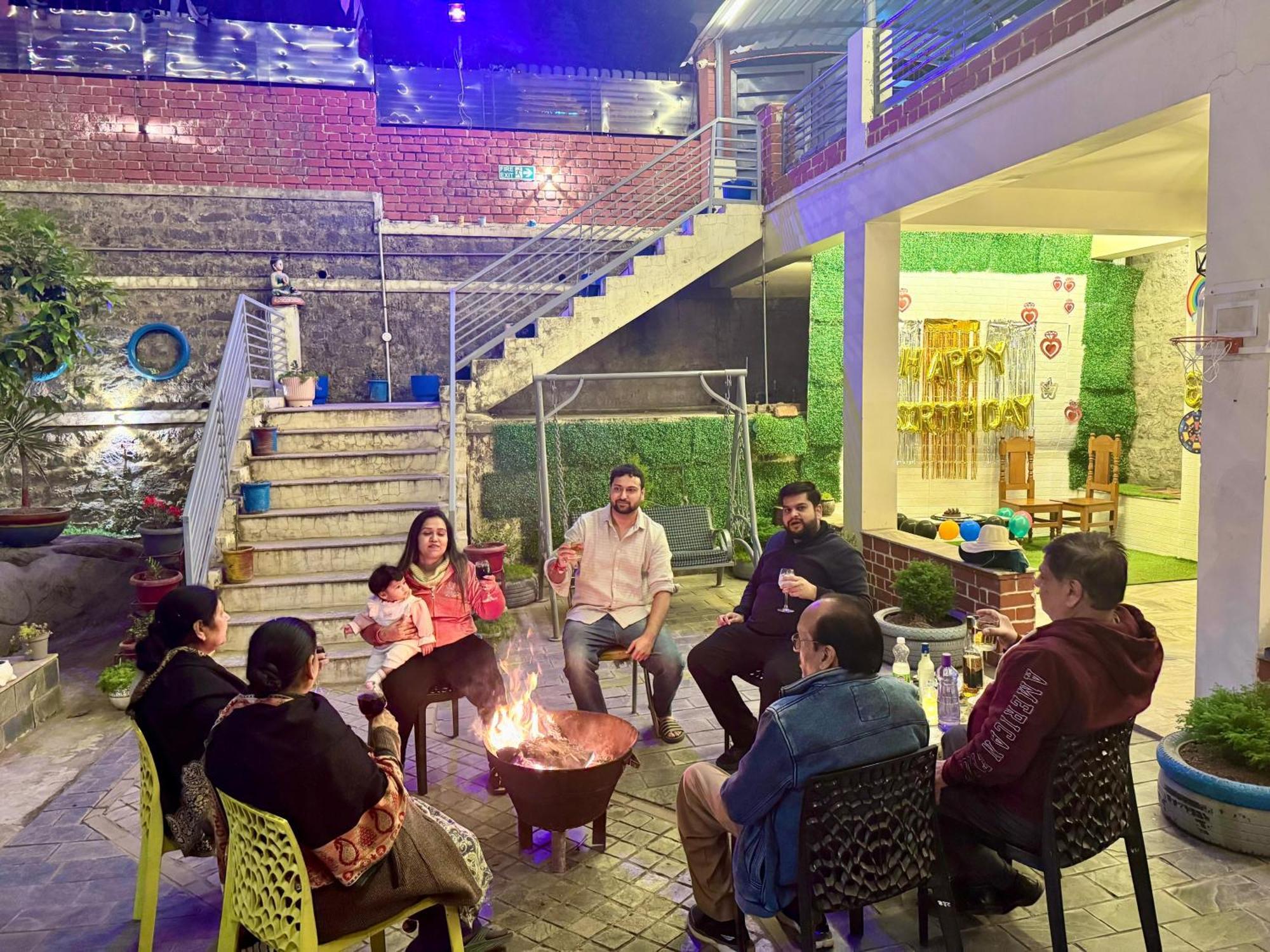 The Auriga 3Bhk Fully Entair Villa With Bonfire In Kasauli I Pvt Stay I Open Air Terrace I Kitchen Livingroom I Lawn Bonfire I Gaming Zone Dış mekan fotoğraf